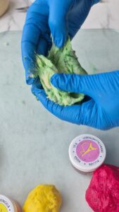 Blumen-Brioche – das Rezept mit dem Wow-Effekt Brioche Mit Blumenmuster Aufschneiden 7 169x300