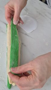 Blumen-Brioche – das Rezept mit dem Wow-Effekt Blumen-Brioche – das Rezept mit dem Wow-Effekt Brioche Mit Blumenmuster Innen Aufschneiden 1 169x300