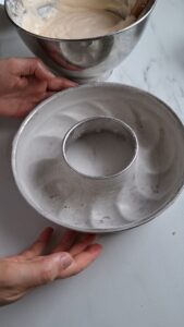 Fluffige Biskuit-Torte mit Schokocreme, wie eine Wolke Fluffige Biskuit Torte Mit Mousse Au Chocolat 1 169x300