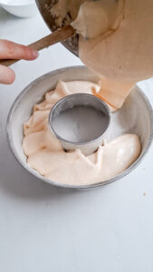 Fluffige Biskuit-Torte mit Schokocreme, wie eine Wolke Fluffige Biskuit Torte Mit Mousse Au Chocolat 10 169x300