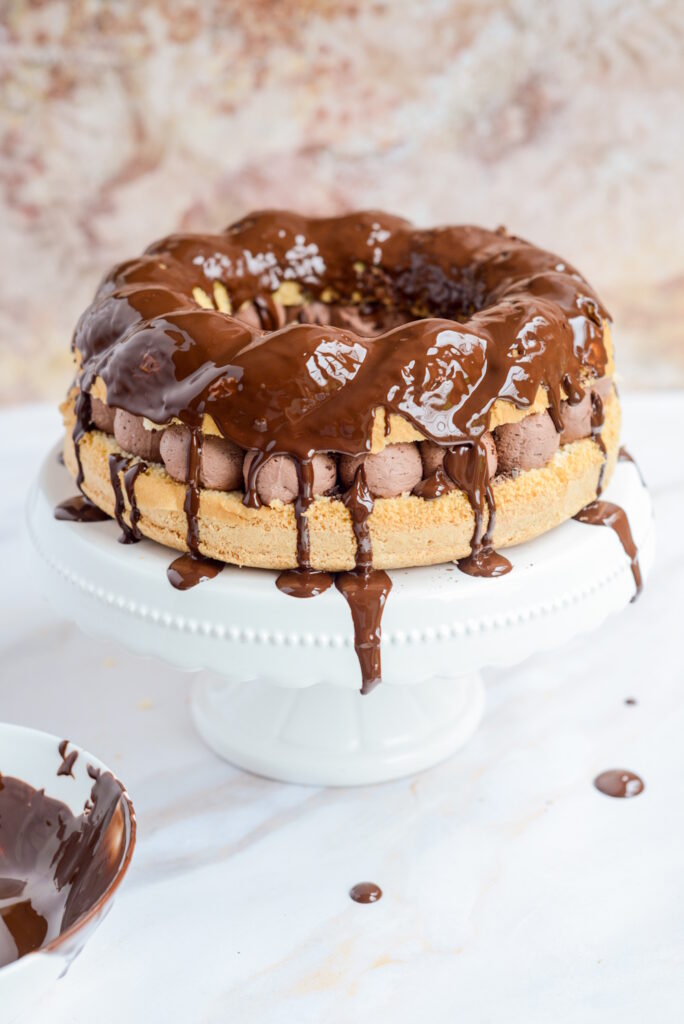 Fluffige Biskuit-Torte mit Schokocreme, wie eine Wolke Fluffige Biskuit Torte Mit Mousse Au Chocolat 684x1024