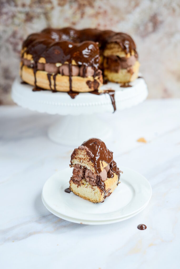 Fluffige Biskuit-Torte mit Schokocreme, wie eine Wolke Fluffige Biskuit Torte Mit Mousse Au Chocolat Einfach 684x1024