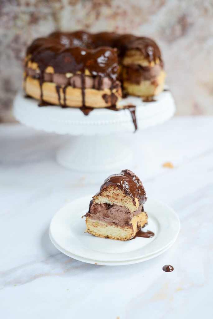 Fluffige Biskuit-Torte mit Schokocreme, wie eine Wolke Fluffige Mousse Au Chocolat Torte Wie Eine Wolke 684x1024