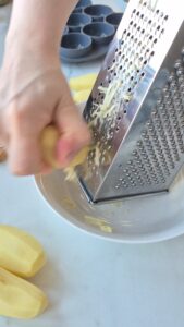 Knusprige Kartoffel-Parmesan-Schälchen (essbare Körbchen für Vorspeisen & Aperitif) Knusprige Kartoffel Parmesan Schälchen Körbchen Glutenfrei 2 169x300