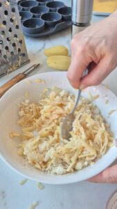 Knusprige Kartoffel-Parmesan-Schälchen (essbare Körbchen für Vorspeisen & Aperitif) Knusprige Kartoffel Parmesan Schälchen Körbchen Glutenfrei 5 169x300