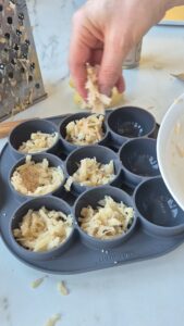 Knusprige Kartoffel-Parmesan-Schälchen (essbare Körbchen für Vorspeisen & Aperitif) Knusprige Kartoffel Parmesan Schälchen Körbchen Glutenfrei 8 169x300