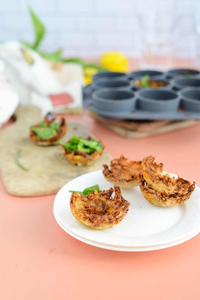 Knusprige Kartoffel-Parmesan-Schälchen (essbare Körbchen für Vorspeisen & Aperitif) Knusprige Kartoffel Parmesan Schälchen Körbchen Glutenfrei Einfach 683x1024