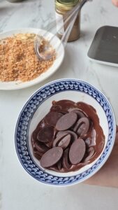 Knusprige Pralinen „Rocher" mit Nussnougat – selbermachen Knusprige Pralinen Rocher Nussnougat Selbermachen 1 169x300