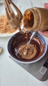 Knusprige Pralinen „Rocher" mit Nussnougat – selbermachen Knusprige Pralinen Rocher Nussnougat Selbermachen 4 169x300