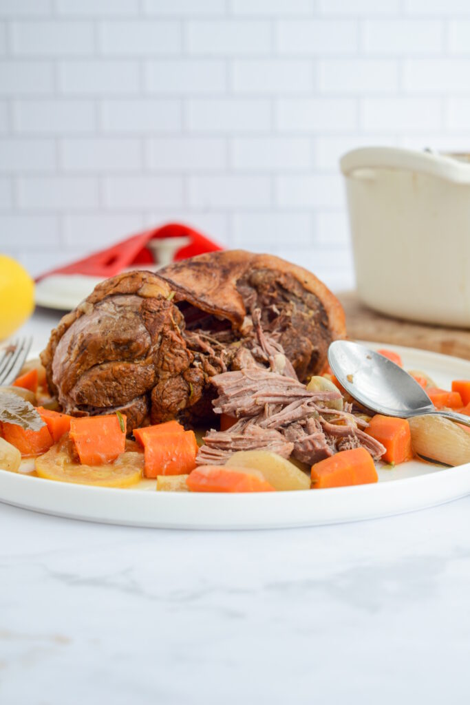 Lammkeule aus dem Ofen – butterzart bei Niedrigtemperatur Lammbraten Keule Aus Dem Ofen Niedrigtemperatur 683x1024