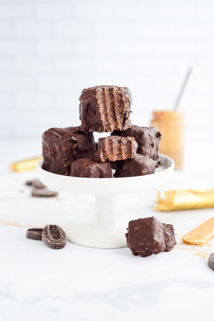 Knusprige Pralinen „Rocher" mit Nussnougat – selbermachen Knusprige Pralinen „Rocher" mit Nussnougat – selbermachen Nussnougat Knusprige Pralinen Selbermachen 684x1024