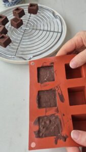 Knusprige Pralinen „Rocher" mit Nussnougat – selbermachen Nussnougat Knusprige Pralinen Selbermachen 7 169x300