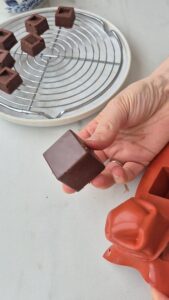 Knusprige Pralinen „Rocher" mit Nussnougat – selbermachen Nussnougat Knusprige Pralinen Selbermachen 8 169x300