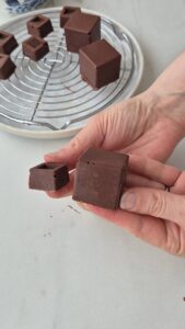 Knusprige Pralinen „Rocher" mit Nussnougat – selbermachen Knusprige Pralinen „Rocher" mit Nussnougat – selbermachen Nussnougat Knusprige Pralinen Selbermachen 9 169x300