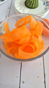 Ostervorspeise: Spinatflan mit Karottensalat im Nest Oster Vorspeise Spinatflan Mit Karottensalat 9 169x300