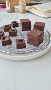 Knusprige Pralinen „Rocher" mit Nussnougat – selbermachen Knusprige Pralinen „Rocher" mit Nussnougat – selbermachen Pralinen Selbermachen Einfach 1 1 169x300