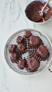 Knusprige Pralinen „Rocher" mit Nussnougat – selbermachen Knusprige Pralinen „Rocher" mit Nussnougat – selbermachen Pralinen Selbermachen Einfach 4 169x300