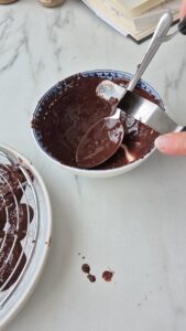 Knusprige Pralinen „Rocher" mit Nussnougat – selbermachen Knusprige Pralinen „Rocher" mit Nussnougat – selbermachen Pralinen Selbermachen Einfach 5 169x300