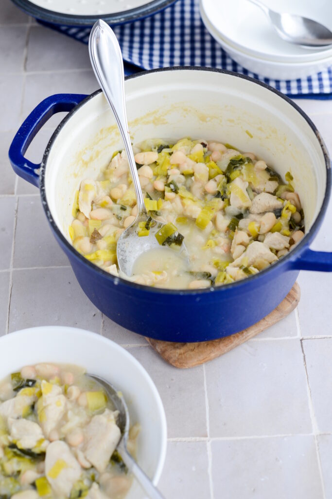 Ragout mit weißen Bohnen, Lauch und Hähnchen in Weißwein Eintopf Mit Weissen Bohnen Lauch Und Hähnchen In Weisswein 683x1024