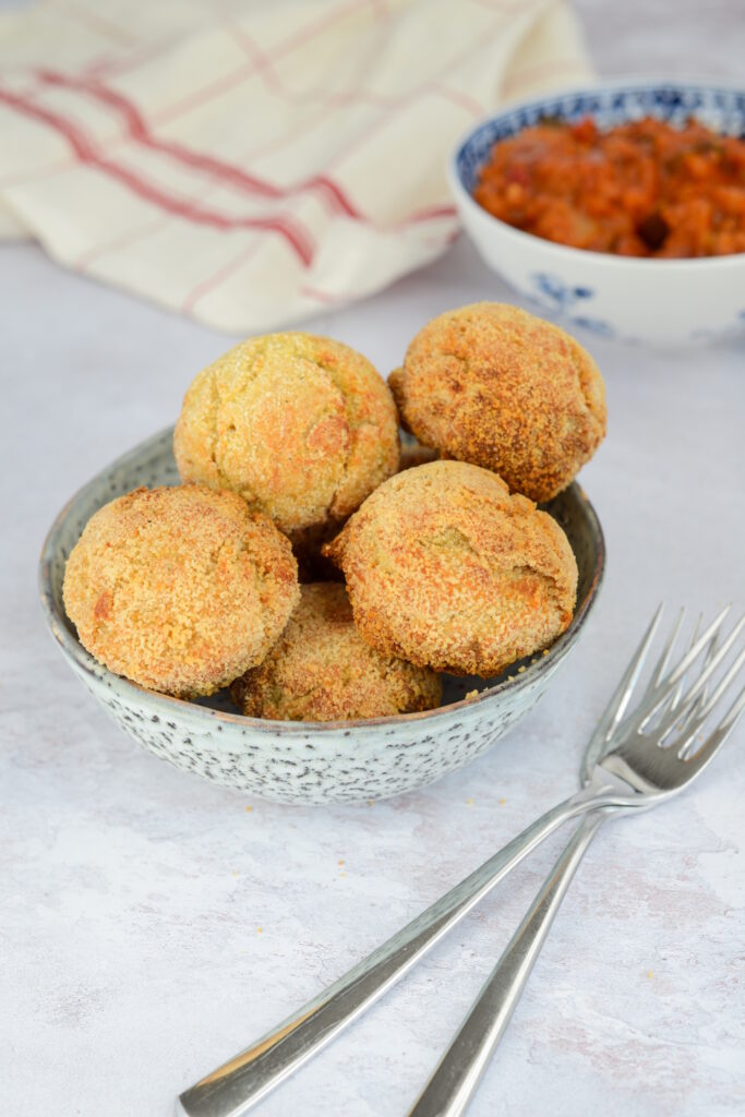Knusprige Fischbällchen auf bretonische Art (Accras mit Kabeljau) Fischbällchen Accras Mit Kabeljau Knusprige Einfach 683x1024