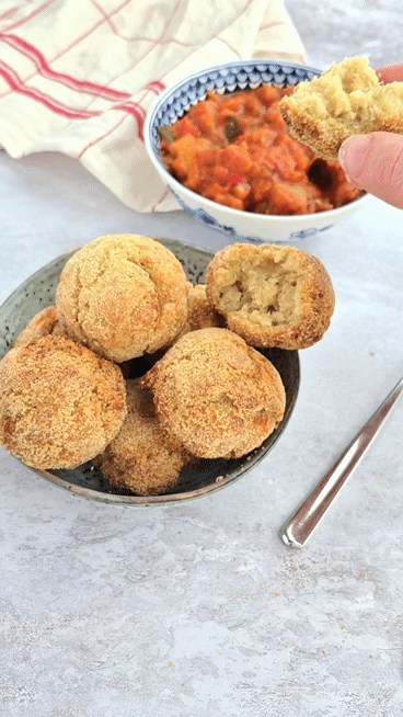 Knusprige Fischbällchen auf bretonische Art (Accras mit Kabeljau) Fischbällchen Mit Ratatouille