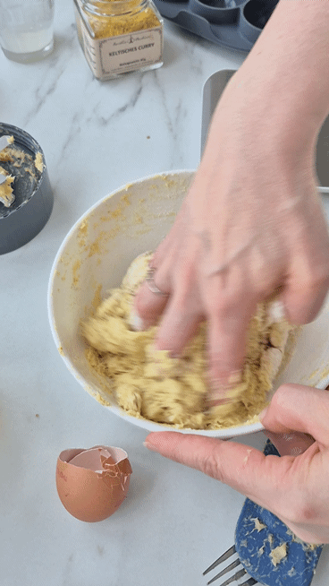 Knusprige Fischbällchen auf bretonische Art (Accras mit Kabeljau) Fischbällchen Teig Kneten