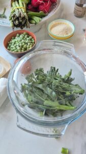 Frühlingssalat mit grünem Spargel & frischer Vinaigrette Frühlingssalat Grüner Spargel Radieschen Vinaigrette 1 169x300