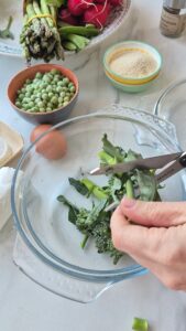 Frühlingssalat mit grünem Spargel & frischer Vinaigrette Frühlingssalat Grüner Spargel Radieschen Vinaigrette 2 169x300