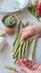 Frühlingssalat mit grünem Spargel & frischer Vinaigrette Frühlingssalat Grüner Spargel Radieschen Vinaigrette 3 169x300