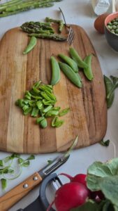 Frühlingssalat mit grünem Spargel & frischer Vinaigrette Frühlingssalat Grüner Spargel Radieschen Vinaigrette 5 169x300