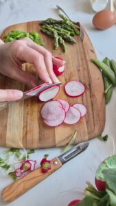 Frühlingssalat mit grünem Spargel & frischer Vinaigrette Frühlingssalat Grüner Spargel Radieschen Vinaigrette 6 169x300
