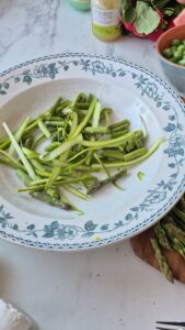 Frühlingssalat mit grünem Spargel & frischer Vinaigrette Frühlingssalat Grüner Spargel Radieschen Vinaigrette 7 169x300