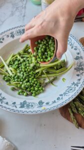 Frühlingssalat mit grünem Spargel & frischer Vinaigrette Frühlingssalat Grüner Spargel Radieschen Vinaigrette 8 169x300