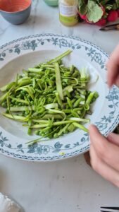 Frühlingssalat mit grünem Spargel & frischer Vinaigrette Frühlingssalat Grüner Spargel Radieschen Vinaigrette 9 169x300