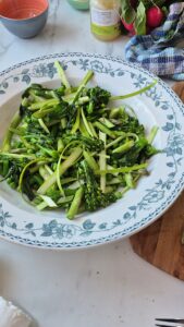 Frühlingssalat mit grünem Spargel & frischer Vinaigrette Frühlingssalat Grüner Spargel Vinaigrette 2 169x300