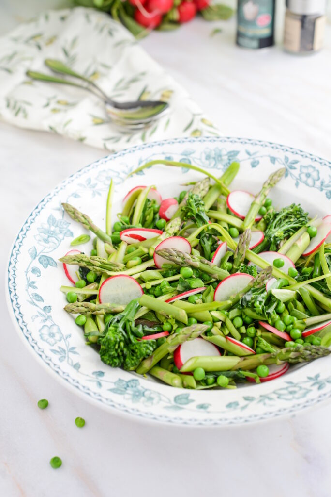 Frühlingssalat mit grünem Spargel & frischer Vinaigrette Frühlingssalat Grüner Spargel Vinaigrette 684x1024