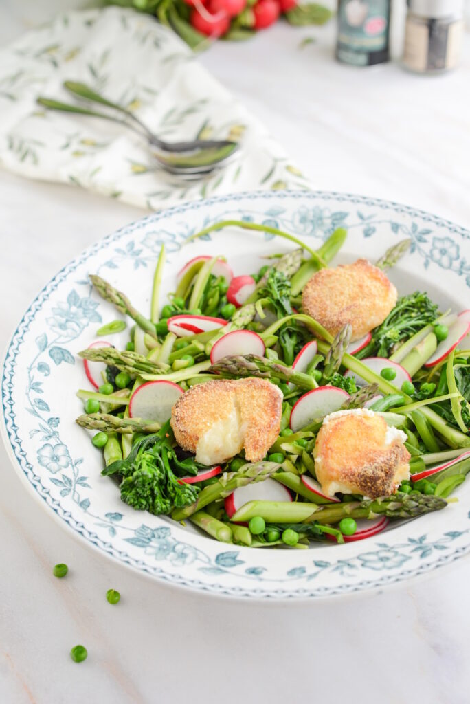 Frühlingssalat mit grünem Spargel & frischer Vinaigrette Frühlingssalat Grüner Spargel Vinaigrette Broccoli Radieschen Erbsen 684x1024