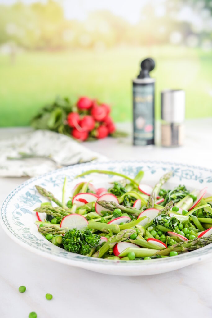 Frühlingssalat mit grünem Spargel & frischer Vinaigrette Frühlingssalat Mit Grünem Spargel Erbsen Und Radieschen 1 684x1024