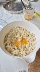 Rhabarber-Quark-Tarte mit fruchtigem Kern Quark Tarte Boden Backen Rhabarber 4 169x300