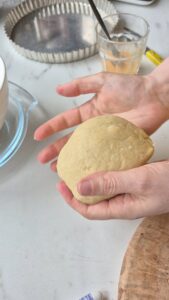 Rhabarber-Quark-Tarte mit fruchtigem Kern Quark Tarte Boden Backen Rhabarber 7 169x300