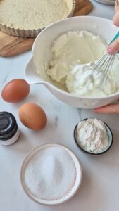 Rhabarber-Quark-Tarte mit fruchtigem Kern Quark Tarte Mit Rhabarber Käsekuchen 2 169x300