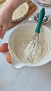 Rhabarber-Quark-Tarte mit fruchtigem Kern Quark Tarte Mit Rhabarber Käsekuchen 6 169x300