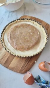 Rhabarber-Quark-Tarte mit fruchtigem Kern Quark Tarte Mit Rhabarber Kern Einfach Cremig 3 169x300