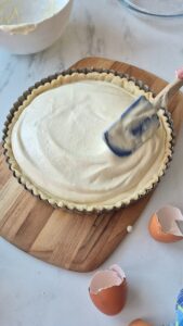 Rhabarber-Quark-Tarte mit fruchtigem Kern Quark Tarte Mit Rhabarber Kern Einfach Cremig 5 169x300