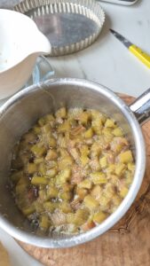 Rhabarber-Quark-Tarte mit fruchtigem Kern Rhabarber Quark Tarte 4 169x300