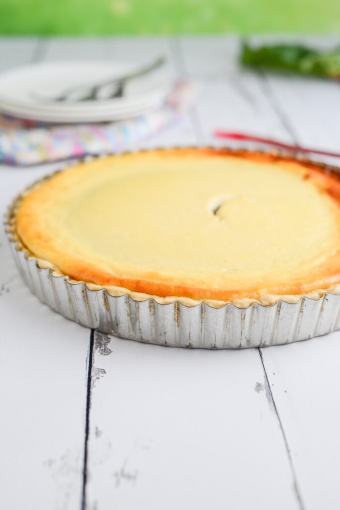 Rhabarber-Quark-Tarte mit fruchtigem Kern Rhabarber Quark Tarte Mit Fruchtigem Kern Cheesecake Füllung 684x1024