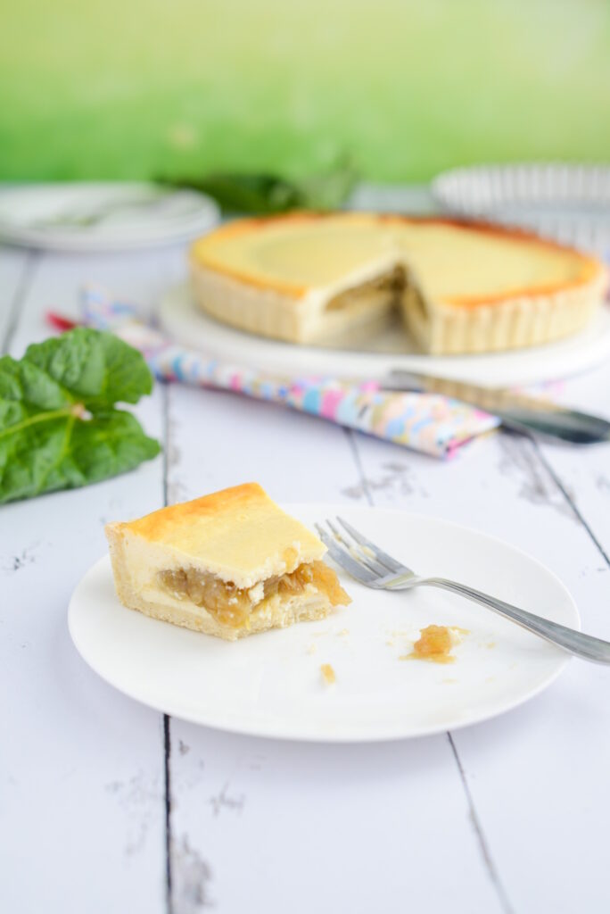 Rhabarber-Quark-Tarte mit fruchtigem Kern Rhabarber Quark Tarte Mit Fruchtigem Kern Cremig 684x1024