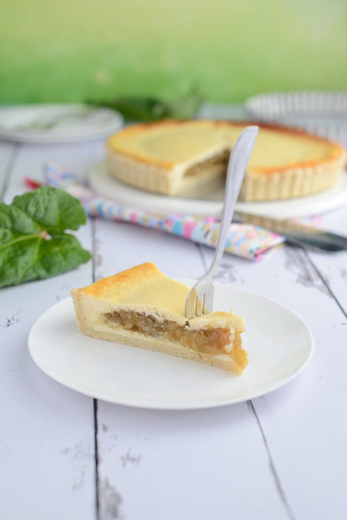Rhabarber-Quark-Tarte mit fruchtigem Kern Rhabarber Quark Tarte Mit Fruchtigem Kern Einfach Rezept 684x1024