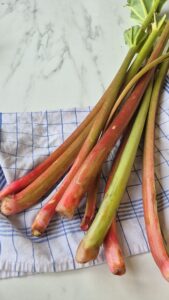 Rhabarber-Quark-Tarte mit fruchtigem Kern Rhabarber Quark Tarte Mit Fruchtigem Kern Zutaten 169x300