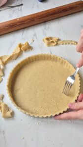 Rhabarber-Quark-Tarte mit fruchtigem Kern Tarte Boden Blind Backen 1 169x300